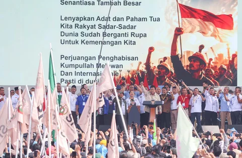 Presiden Prabowo Subianto didampingi sejumlah pimpinan organisasi-organisasi buruh menyampaikan pidato sambutan dalam peringatan Hari Buruh Internasional atau May Day 2026 di kawasan Monumen Nasional (Monas), Jakarta, Jumat (1/5/2026).