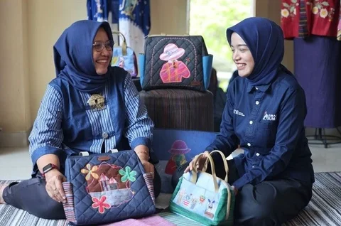 Peni Budi Astuti mulai merintis kegiatan pelatihan manik-manik gratis di Malang. Dari pengalaman itu, ia kemudian mendirikan diOpeni, UMKM tenun lurik