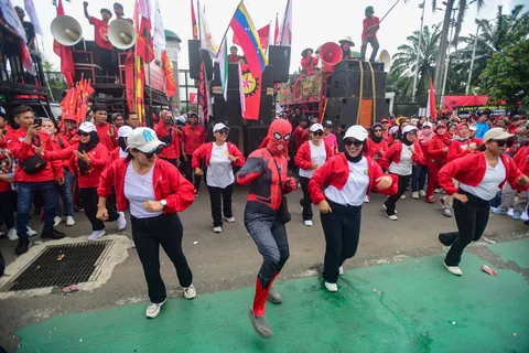 Pengunjuk rasa melakukan aksi memperingati Hari Buruh Internasional atau May Day 2026 di depan gedung DPR RI, Jakarta, Jumat (1/5/2026).