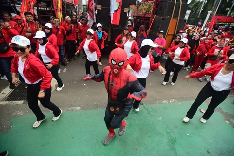 Pengunjuk rasa melakukan aksi memperingati Hari Buruh Internasional atau May Day 2026 di depan gedung DPR RI, Jakarta, Jumat (1/5/2026).