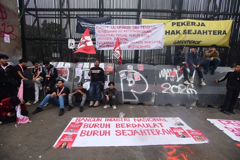 Pengunjuk rasa melakukan aksi memperingati Hari Buruh Internasional atau May Day 2026 di depan gedung DPR RI, Jakarta, Jumat (1/5/2026).