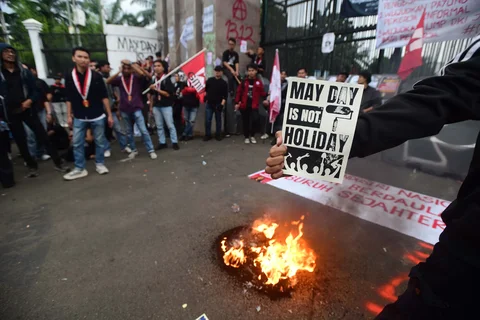 Pengunjuk rasa melakukan aksi memperingati Hari Buruh Internasional atau May Day 2026 di depan gedung DPR RI, Jakarta, Jumat (1/5/2026).