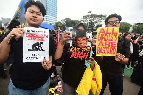 Pengunjuk rasa melakukan aksi memperingati Hari Buruh Internasional atau May Day 2026 di depan gedung DPR RI, Jakarta, Jumat (1/5/2026).