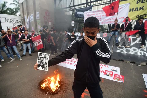 Pengunjuk rasa melakukan aksi memperingati Hari Buruh Internasional atau May Day 2026 di depan gedung DPR RI, Jakarta, Jumat (1/5/2026).