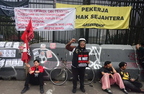 Pengunjuk rasa melakukan aksi memperingati Hari Buruh Internasional atau May Day 2026 di depan gedung DPR RI, Jakarta, Jumat (1/5/2026).