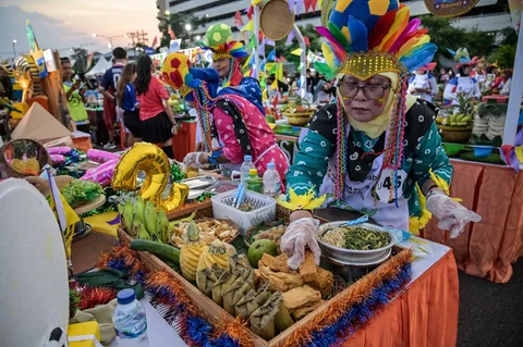 Peserta mengikuti Festival Rujak Uleg 2026 di Surabaya, Jawa Timur, Sabtu (9/5/2026).