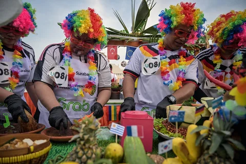Peserta mengikuti Festival Rujak Uleg 2026 di Surabaya, Jawa Timur, Sabtu (9/5/2026).