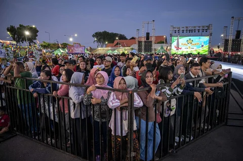 Warga menyaksikan Festival Rujak Uleg 2026 di Surabaya, Jawa Timur, Sabtu (9/5/2026).