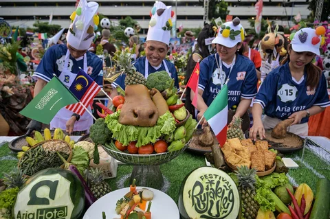 Peserta mengikuti Festival Rujak Uleg 2026 di Surabaya, Jawa Timur, Sabtu (9/5/2026).