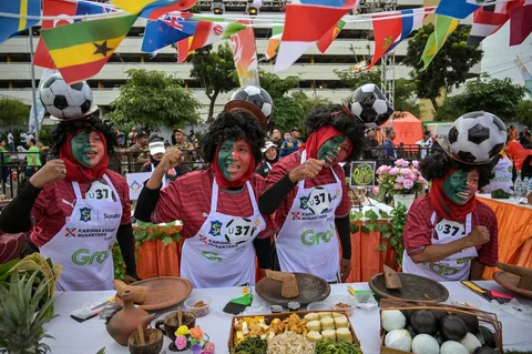 Peserta mengikuti Festival Rujak Uleg 2026 di Surabaya, Jawa Timur, Sabtu (9/5/2026).