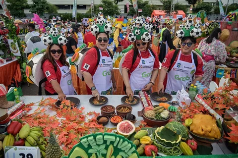 Peserta mengikuti Festival Rujak Uleg 2026 di Surabaya, Jawa Timur, Sabtu (9/5/2026).