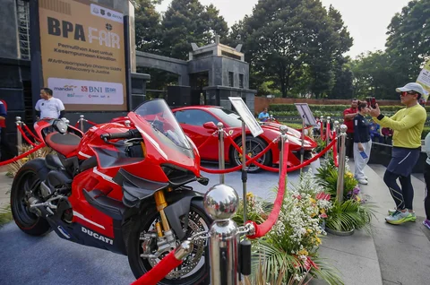 Warga menyaksikan barang mewah hasil rampasan Kejaksaan Agung pada acara rangkaian BPA Fair 2026 di Car Free Day (CFD) Jalan Sudirman, Jakarta, Minggu (10/05/2026).