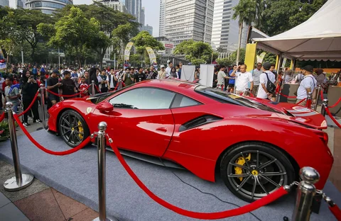 Warga menyaksikan barang mewah hasil rampasan Kejaksaan Agung pada acara rangkaian BPA Fair 2026 di Car Free Day (CFD) Jalan Sudirman, Jakarta, Minggu (10/05/2026).