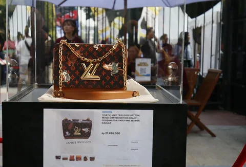 Warga menyaksikan barang mewah hasil rampasan Kejaksaan Agung pada acara rangkaian BPA Fair 2026 di Car Free Day (CFD) Jalan Sudirman, Jakarta, Minggu (10/05/2026).