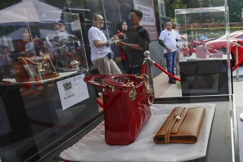 Warga menyaksikan barang mewah hasil rampasan Kejaksaan Agung pada acara rangkaian BPA Fair 2026 di Car Free Day (CFD) Jalan Sudirman, Jakarta, Minggu (10/05/2026).