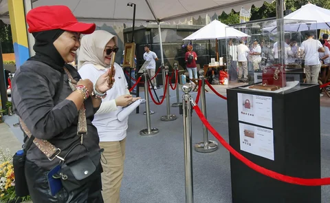 Warga menyaksikan barang mewah hasil rampasan Kejaksaan Agung pada acara rangkaian BPA Fair 2026 di Car Free Day (CFD) Jalan Sudirman, Jakarta, Minggu (10/05/2026).