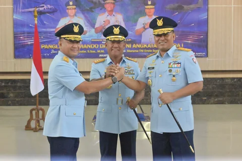 Pangkoopsudnas Marsdya TNI Minggit Tribowo  bersama Pangkodau I  Marsma TNI Erwin Sugiandi (kanan) dan Marsda TNI Muzafar usai pelantikan di Makodau I Halim Perdanakusuma, Jakarta, Sabtu (9/5/2026).