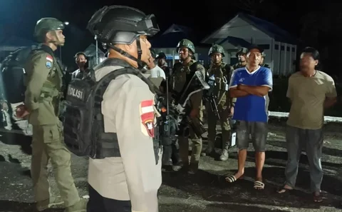 Personel Satgas Operasi Damai Cartenz 2026 bersama Polres Yahukimo mengawal enam kapal pengangkut bahan bakar minyak dan bahan makanan saat tiba di  Distrik Kolof Brazai, Kabupaten Yahukimo, Papua Pegunungan, Sabtu (9/5/2026).