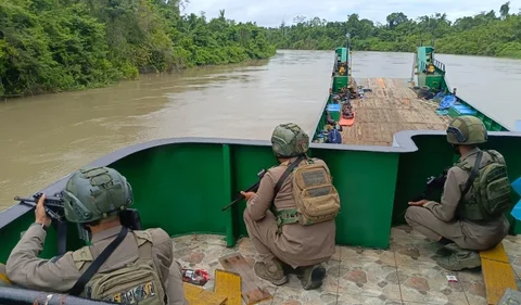 Personel Satgas Operasi Damai Cartenz 2026 bersama Polres Yahukimo mengawal enam kapal pengangkut bahan bakar minyak dan bahan makanan saat tiba di  Distrik Kolof Brazai, Kabupaten Yahukimo, Papua Pegunungan, Sabtu (9/5/2026).