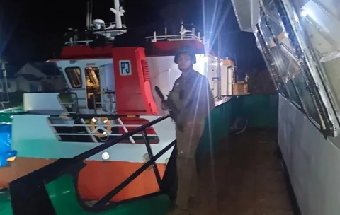 Personel Satgas Operasi Damai Cartenz 2026 bersama Polres Yahukimo mengawal enam kapal pengangkut bahan bakar minyak dan bahan makanan saat tiba di  Distrik Kolof Brazai, Kabupaten Yahukimo, Papua Pegunungan, Sabtu (9/5/2026).