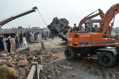 Ekskavator membersihkan puing-puing setelah serangan bom mobil oleh militan terhadap  pos pemeriksaan polisi di daerah Fateh Khel, Bannu, Pakistan, Miunggu (10/05/2026).