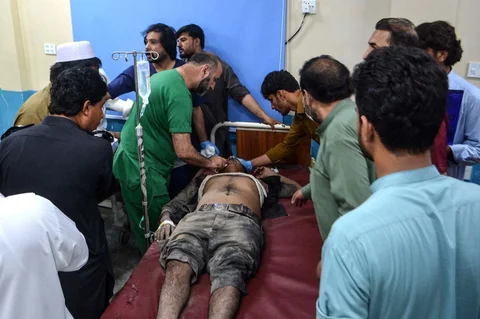 Seorang korban luka menerima perawatan di rumah sakit setelah serangan bom mobil oleh militan di Bannu,  Pakistan, Minggu (10/05/2026).