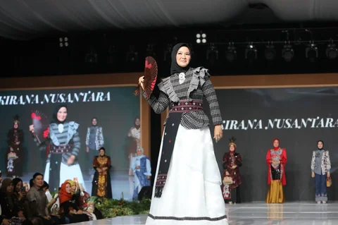Fashion show saat penutupan  kegiatan &ldquo;Persit Bisa&rdquo; Tahun 2026di Kartika Expo, Balai Kartini, Jakarta, Sabtu (9/5/2026).