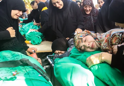 Keluarga  berduka di atas jenasah yang tewas  akibat serangan udara Israel di desa Jibshit di kota Sidon, Lebanon, Minggu (10/05/2026).pada 10 Mei 2026.
