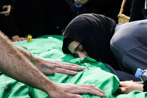 Keluarga  berduka di atas jenasah yang tewas  akibat serangan udara Israel di desa Jibshit di kota Sidon, Lebanon, Minggu (10/05/2026).pada 10 Mei 2026.