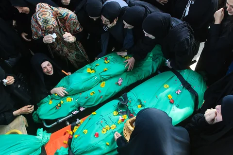 Keluarga  berduka di atas jenasah yang tewas  akibat serangan udara Israel di desa Jibshit di kota Sidon, Lebanon, Minggu (10/05/2026).pada 10 Mei 2026.