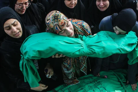 Keluarga  berduka di atas jenasah yang tewas  akibat serangan udara Israel di desa Jibshit di kota Sidon, Lebanon, Minggu (10/05/2026).pada 10 Mei 2026.