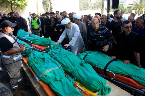 Keluarga  berduka di atas jenasah yang tewas  akibat serangan udara Israel di desa Jibshit di kota Sidon, Lebanon, Minggu (10/05/2026).pada 10 Mei 2026.