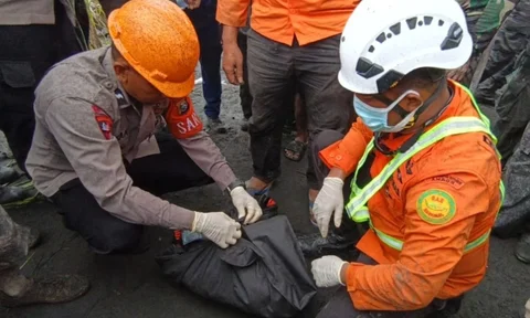 Tim SAR gabungan mengevakuasi jenazah dua warga negara asing pendaki Gunung Dukono di Halmahera Utara, Maluku Utara, Minggu (10/05/2026).