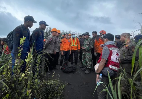 Tim SAR gabungan mengevakuasi jenazah dua warga negara asing pendaki Gunung Dukono di Halmahera Utara, Maluku Utara, Minggu (10/05/2026).