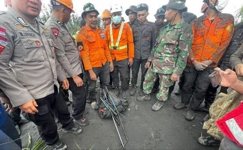 Tim SAR gabungan mengevakuasi jenazah dua warga negara asing pendaki Gunung Dukono di Halmahera Utara, Maluku Utara, Minggu (10/05/2026).
