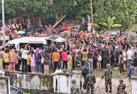 Tim SAR gabungan mengevakuasi jenazah dua warga negara asing pendaki Gunung Dukono di Halmahera Utara, Maluku Utara, Minggu (10/05/2026).