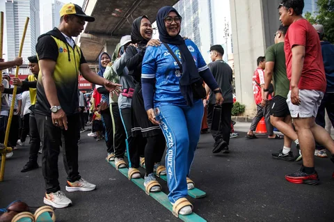 Sejumlah warga berolahraga saat Hari Bebas Kendaraan Bermotor (HBKB) perdana di Jalan Rasuna Said, Kuningan, Jakarta, Minggu (10/5/2026).