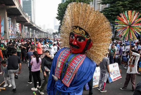 Sejumlah warga berolahraga saat Hari Bebas Kendaraan Bermotor (HBKB) perdana di Jalan Rasuna Said, Kuningan, Jakarta, Minggu (10/5/2026).
