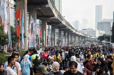 Sejumlah warga berolahraga saat Hari Bebas Kendaraan Bermotor (HBKB) perdana di Jalan Rasuna Said, Kuningan, Jakarta, Minggu (10/5/2026).