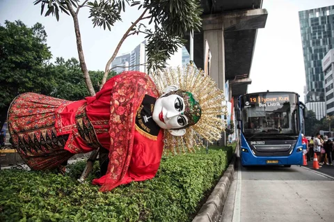 Bus Transjakarta melaju saat saat Hari Bebas Kendaraan Bermotor (HBKB) perdana di Jalan Rasuna Said, Kuningan, Jakarta, Minggu (10/5/2026).