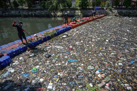 Aktivis dari ECOTON (Pengamatan Ekologi dan Konservasi Lahan Basah) dan pekerja dari Dinas Lingkungan Hidup pemerintah kota membersihkan sampah dari Sungai Kali Tebu di Surabaya, Provinsi Jawa Timur, Indonesia, Senin (11/05/2026).