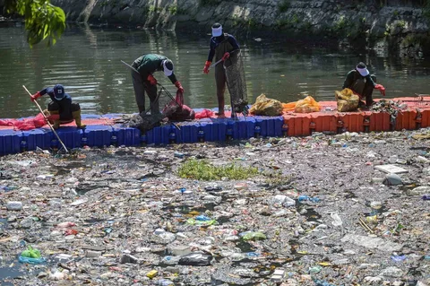 Aktivis dari ECOTON (Pengamatan Ekologi dan Konservasi Lahan Basah) dan pekerja dari Dinas Lingkungan Hidup pemerintah kota membersihkan sampah dari Sungai Kali Tebu di Surabaya, Provinsi Jawa Timur, Indonesia, Senin (11/05/2026).
