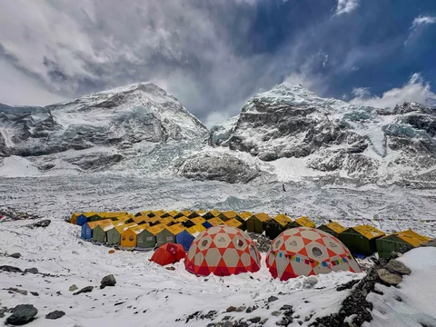 Tenda-tenda pendaki gunung dan pemandu tersebar di Base Camp Gunung Everest, Nepal, Minggu (10/05/2026).
