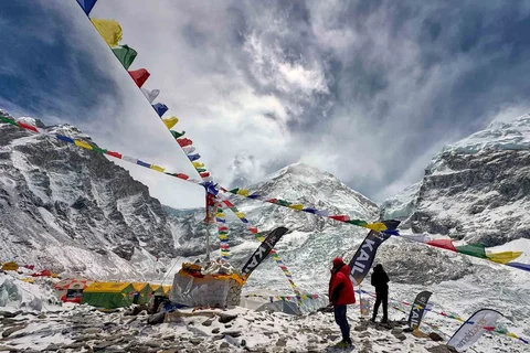 Bendera-bendera doa berkibar di atas tenda-tenda pemandu dan pendaki gunung di Base Camp Gunung Everest, Nepal, Minggu (10/05/2026).