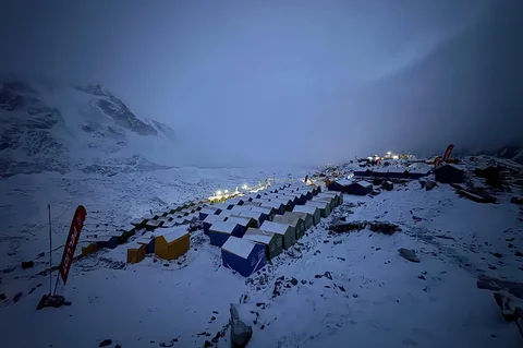 Salju menutupi tenda-tenda saat  cuaca buruk di Base Camp Everest, Nepal, Sabtu (09/05/2026).