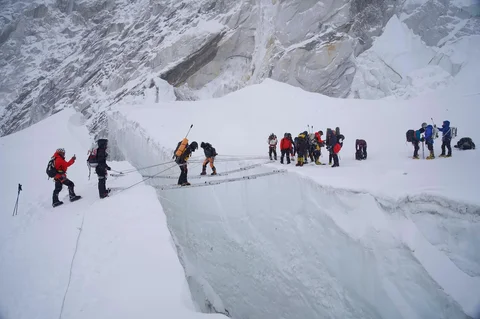 Para pendaki gunung mengikuti sesi latihan di Khumbu Icefall sebagai persiapan pendakian mereka ke puncak Gunung Everest, Nepal, Sabtu (09/05/2026).