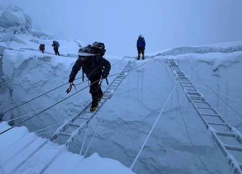 Para pendaki gunung mendaki Air Terjun Es Khumbu dalam perjalanan menuju puncak Gunung Everest, Nepal, Kamis (07/05/2026).