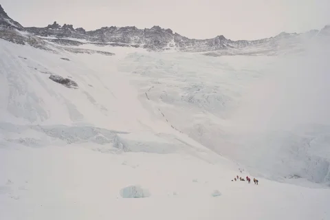 Para pendaki gunung mendaki dari Lhotse Face ke Camp 1 dalam perjalanan mereka menuju puncak Gunung Everest di Nepal, Jumat (07/05/2026).
