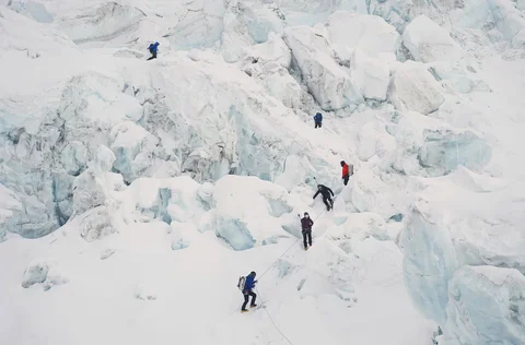 Para pendaki gunung mendaki Air Terjun Es Khumbu dalam perjalanan menuju puncak Gunung Everest di Kathmandu, Nepal, Sabtu (09/05/2026).