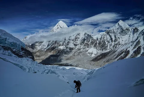 Pendaki gunung melewati Air Terjun Es Khumbu untuk turun ke Base Camp Everest, di Nepal (04/05/2025)